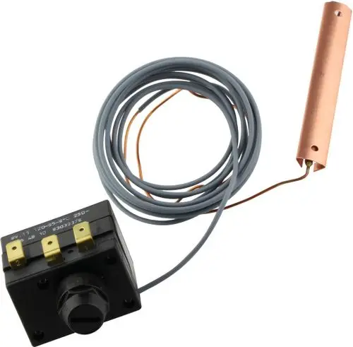 Thermostat mit Kabel und einem Temperaturfühler aus Kupfer, wahrscheinlich von Bosch, zur Regelung der Temperatur zwischen 100 und 120 Grad Celsius.